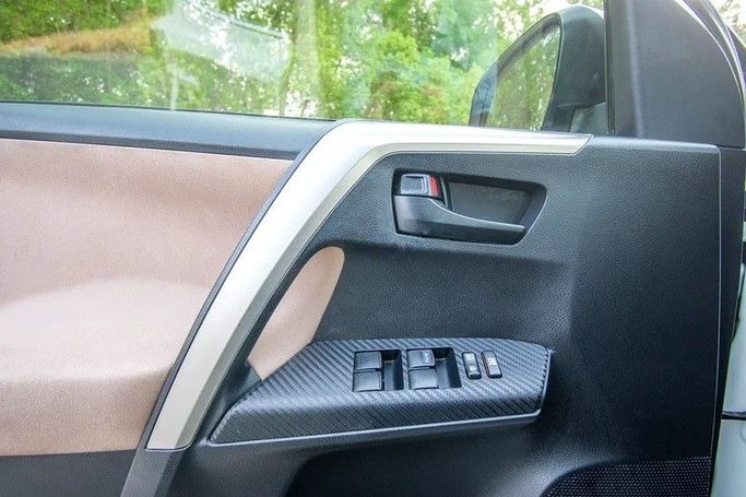 Подержанный Toyota RAV4 III (XA30) Рестайлинг, 2.5 л, 2015 в Шардже от First Choice Cars Белый цвет. GCC | AUTO.AE