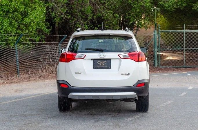 Подержанный Toyota RAV4 III (XA30) Рестайлинг, 2.5 л, 2015 в Шардже от First Choice Cars Белый цвет. GCC | AUTO.AE