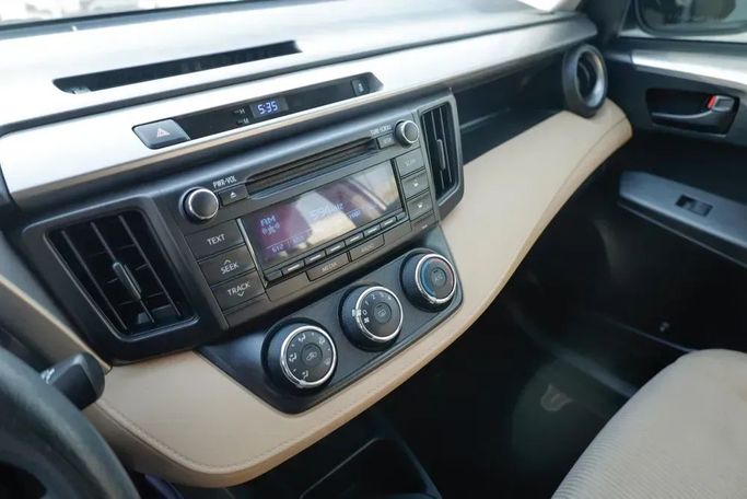 Подержанный Toyota RAV4 IV (XA40) Рестайлинг, 2.5 л, 2018 в Шардже от Qasr Al Furqan Used Cars Белый цвет. GCC | AUTO.AE