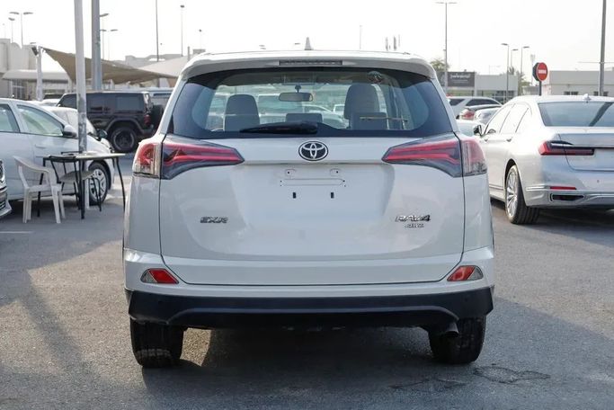 Подержанный Toyota RAV4 IV (XA40) Рестайлинг, 2.5 л, 2018 в Шардже от Qasr Al Furqan Used Cars Белый цвет. GCC | AUTO.AE