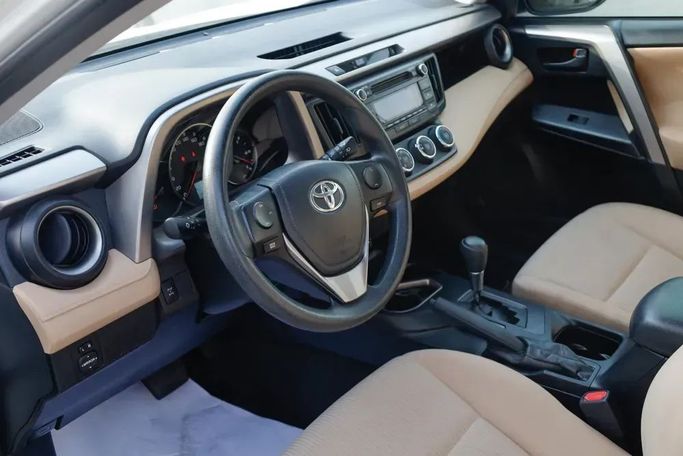 Подержанный Toyota RAV4 IV (XA40) Рестайлинг, 2.5 л, 2018 в Шардже от Qasr Al Furqan Used Cars Белый цвет. GCC | AUTO.AE