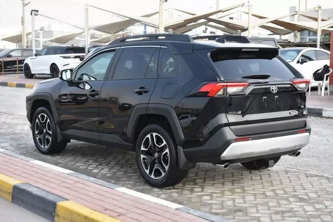 Подержанный Toyota RAV4 V (XA50), 2.5 л, 2022 в Шардже от Alfaris Used Cars Черный цвет. Other | AUTO.AE