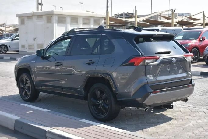 Подержанный Toyota RAV4 V (XA50), 2.5 л, 2021 в Шардже от Alfaris Used Cars Серый цвет. Other | AUTO.AE