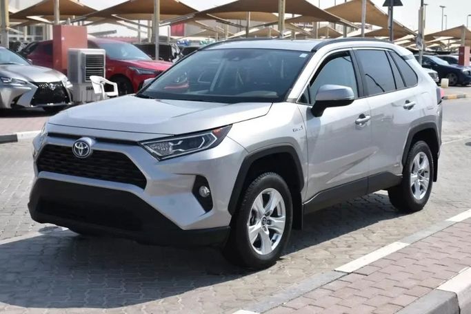 Подержанный Toyota RAV4 V (XA50), 2.5 л, 2019 в Шардже от Alfaris Used Cars Серебристый цвет. Other | AUTO.AE
