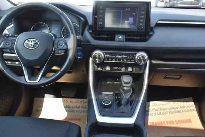 Подержанный Toyota RAV4 V (XA50), 2.5 л, 2019 в Шардже от Alfaris Used Cars Серебристый цвет. Other | AUTO.AE