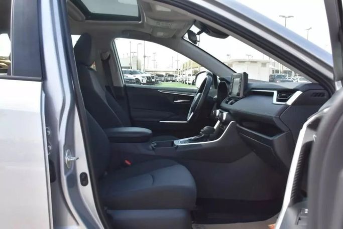 Подержанный Toyota RAV4 V (XA50), 2.5 л, 2019 в Шардже от Alfaris Used Cars Серебристый цвет. Other | AUTO.AE