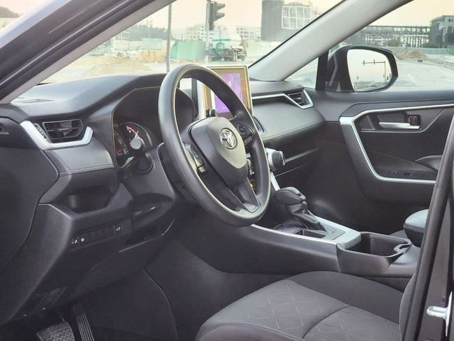 Подержанный Toyota RAV4 V (XA50), 2.5 л, 2024 в Шардже от Nassem Al Sham Used Cars Черный цвет. Американская | AUTO.AE
