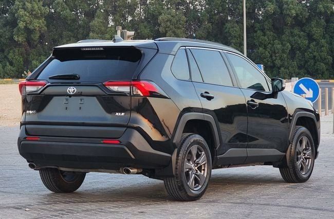 Подержанный Toyota RAV4 V (XA50), 2.5 л, 2024 в Шардже от Nassem Al Sham Used Cars Черный цвет. Американская | AUTO.AE