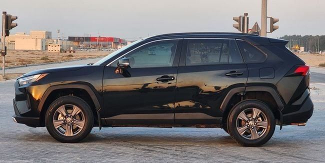 Подержанный Toyota RAV4 V (XA50), 2.5 л, 2024 в Шардже от Nassem Al Sham Used Cars Черный цвет. Американская | AUTO.AE