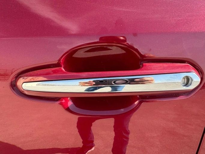 Подержанный Toyota RAV4 V (XA50), 2.5 л, 2024 в Шардже от Noor Al Seyoh Used Cars Бордовый цвет. GCC | AUTO.AE