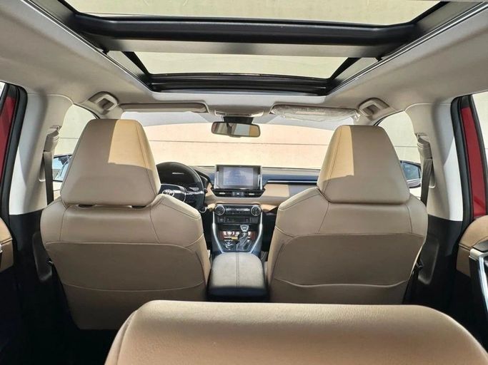 Подержанный Toyota RAV4 V (XA50), 2.5 л, 2024 в Шардже от Noor Al Seyoh Used Cars Бордовый цвет. GCC | AUTO.AE