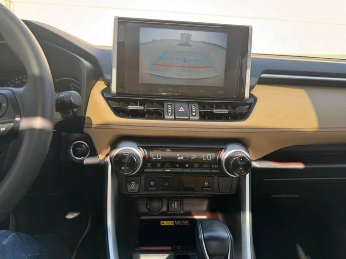 Подержанный Toyota RAV4 V (XA50), 2.5 л, 2024 в Шардже от Noor Al Seyoh Used Cars Бордовый цвет. GCC | AUTO.AE