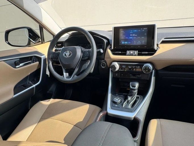 Подержанный Toyota RAV4 V (XA50), 2.5 л, 2024 в Шардже от Noor Al Seyoh Used Cars Бордовый цвет. GCC | AUTO.AE