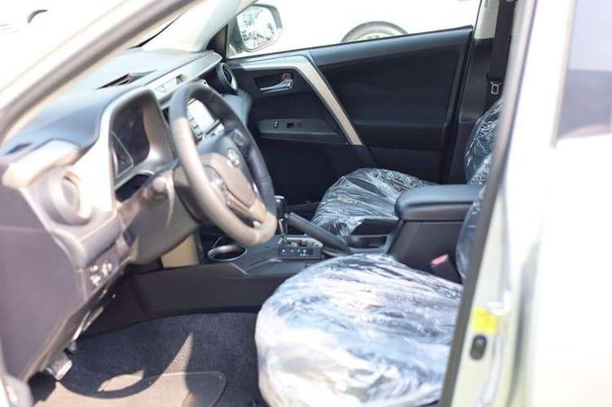 Подержанный Toyota RAV4 IV (XA40), 2.5 л, 2015 в Шардже от OMC Used Cars Серебристый цвет. Канадская | AUTO.AE