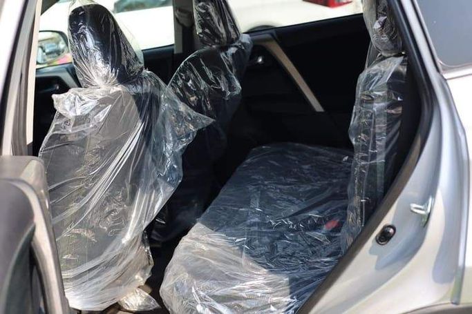 Подержанный Toyota RAV4 IV (XA40), 2.5 л, 2015 в Шардже от OMC Used Cars Серебристый цвет. Канадская | AUTO.AE