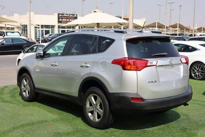 Подержанный Toyota RAV4 IV (XA40), 2.5 л, 2015 в Шардже от OMC Used Cars Серебристый цвет. Канадская | AUTO.AE