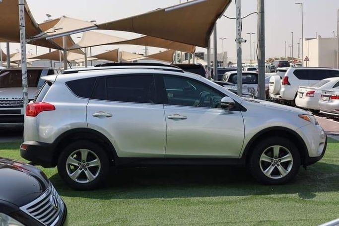 Подержанный Toyota RAV4 IV (XA40), 2.5 л, 2015 в Шардже от OMC Used Cars Серебристый цвет. Канадская | AUTO.AE