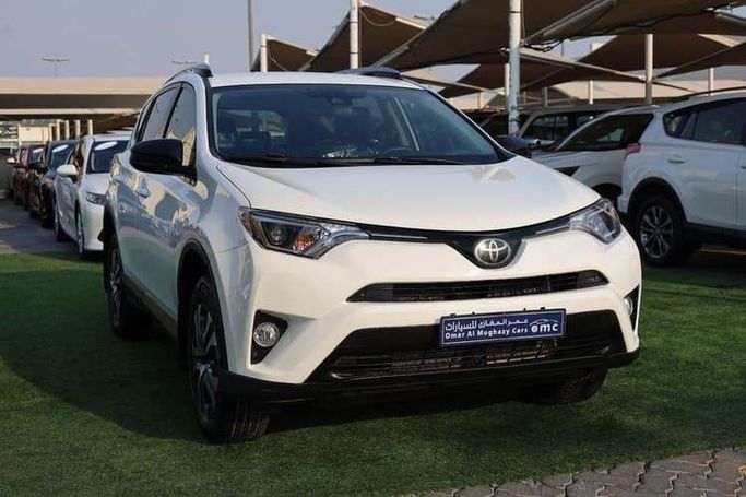 Подержанный Toyota RAV4 V (XA50), 2.5 л, 2018 в Шардже от OMC Used Cars Белый цвет. Американская | AUTO.AE