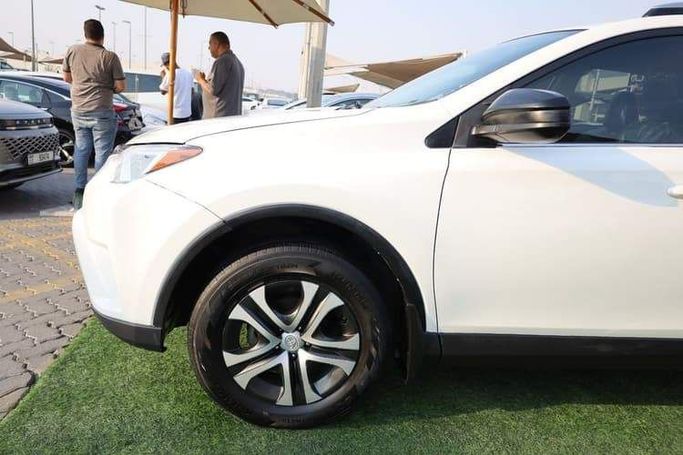 Подержанный Toyota RAV4 V (XA50), 2.5 л, 2018 в Шардже от OMC Used Cars Белый цвет. Американская | AUTO.AE