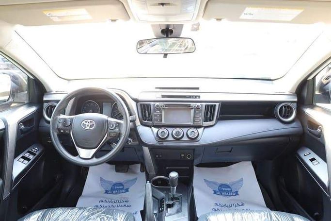 Подержанный Toyota RAV4 V (XA50), 2.5 л, 2018 в Шардже от OMC Used Cars Белый цвет. Американская | AUTO.AE