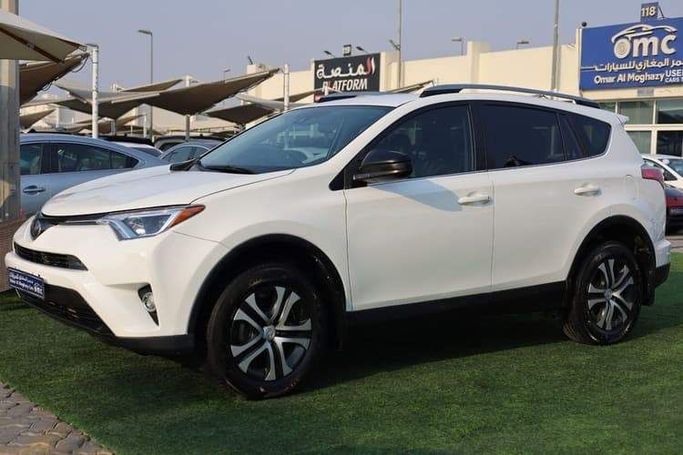 Подержанный Toyota RAV4 V (XA50), 2.5 л, 2018 в Шардже от OMC Used Cars Белый цвет. Американская | AUTO.AE