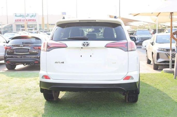 Подержанный Toyota RAV4 V (XA50), 2.5 л, 2018 в Шардже от OMC Used Cars Белый цвет. Американская | AUTO.AE