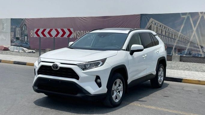 Подержанный Toyota RAV4 V (XA50), 2.5 л, 2020 в Шардже от Halla Cars Белый цвет. Американская | AUTO.AE