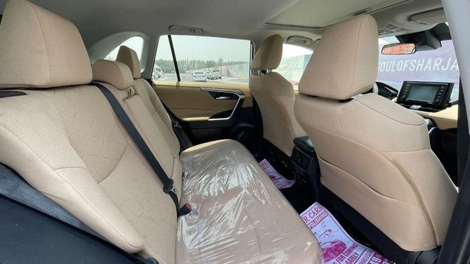 Подержанный Toyota RAV4 V (XA50), 2.5 л, 2020 в Шардже от Halla Cars Белый цвет. Американская | AUTO.AE