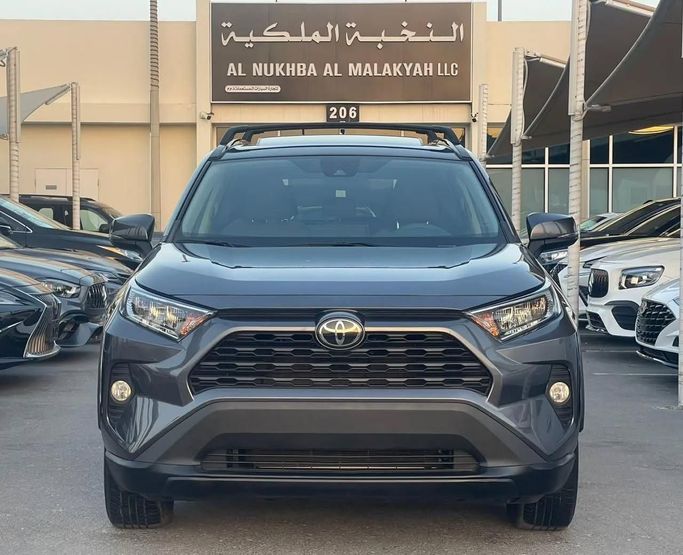 Подержанный Toyota RAV4 V (XA50), 2.5 л, 2021 в Шардже от Al Nukhba Al Malakyah Used Cars Серый цвет. Американская | AUTO.AE