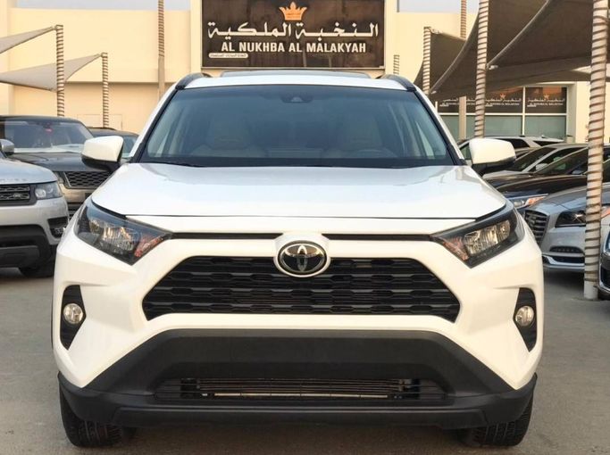 Подержанный Toyota RAV4 V (XA50), 2.5 л, 2020 в Шардже от Al Nukhba Al Malakyah Used Cars Белый цвет. Американская | AUTO.AE