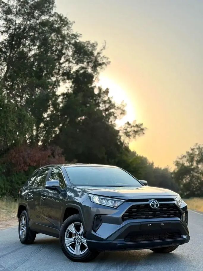 Подержанный Toyota RAV4 V (XA50), 2.5 л, 2023 в Шардже от Najm Al Shamal Used Cars Серый цвет.  | AUTO.AE | Объявление #273519