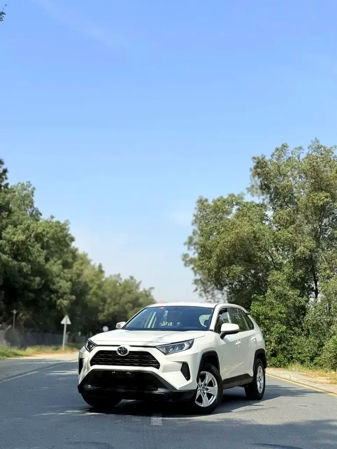 Подержанный Toyota RAV4 V (XA50), 2.5 л, 2021 в Шардже от Najm Al Shamal Used Cars Белый цвет. GCC | AUTO.AE | Объявление #273571