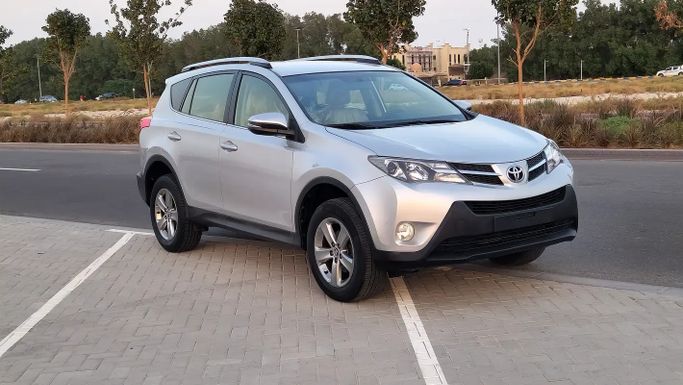 مستعملة ⁦Toyota RAV4 IV (XA40)، 2.5 l، 2015⁩ في في الإمارات, الشارقة من Dubai 2005، اللون فضي. مواصفات الخليج | AUTO.AE | إعلان #290578
