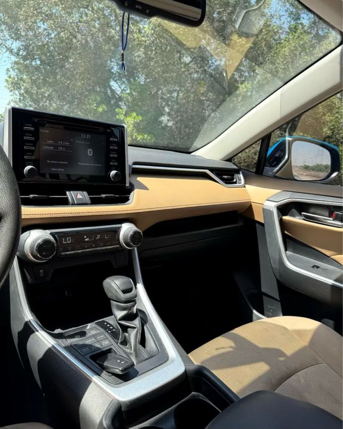 مستعملة Toyota RAV4 V (XA50)، 2.5 لتر، 2019 في الإمارات، الشارقة من Najm Al Shimal Used Cars trd.، اللون أزرق فاتح. مواصفات الخليج | AUTO.AE | إعلان #296003 — صورة 13 من 16