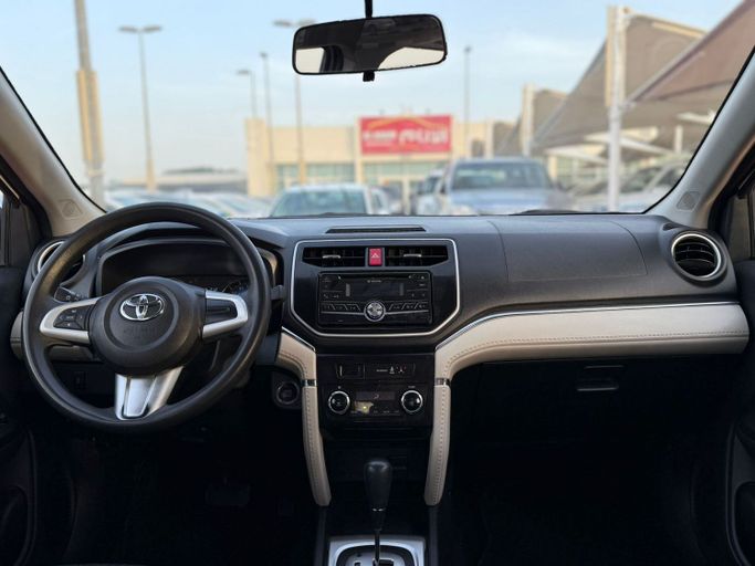 Подержанный Toyota Rush II, 1.5 л, 2022 в Шардже от Al Aram Cars Белый цвет. GCC | AUTO.AE