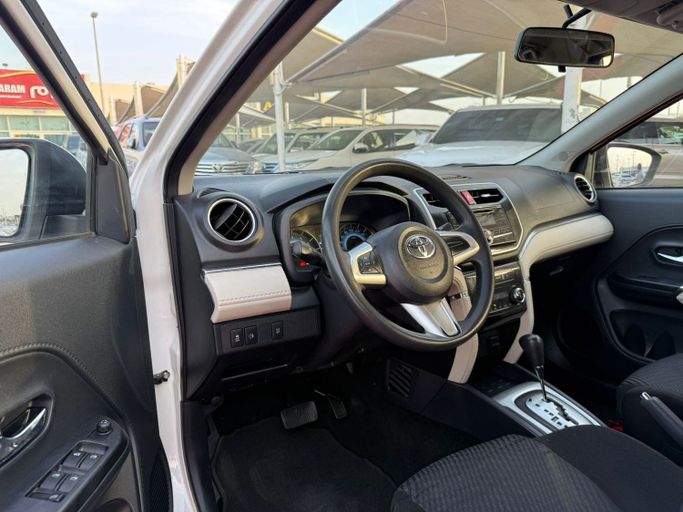 Подержанный Toyota Rush II, 1.5 л, 2022 в Шардже от Al Aram Cars Белый цвет. GCC | AUTO.AE