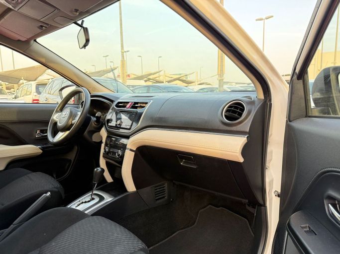 Подержанный Toyota Rush II, 1.5 л, 2022 в Шардже от Al Aram Cars Белый цвет. GCC | AUTO.AE