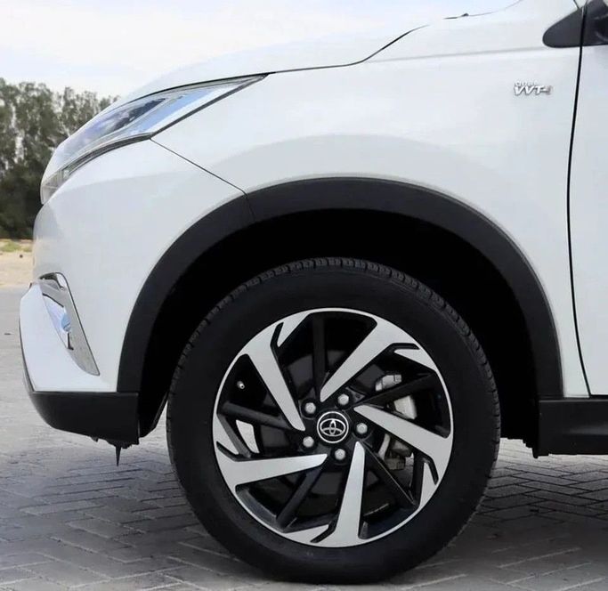 Подержанный Toyota Rush II, 1.5 л, 2022 в Шардже от Al Sayed Khamis Used Cars Белый цвет. GCC | AUTO.AE