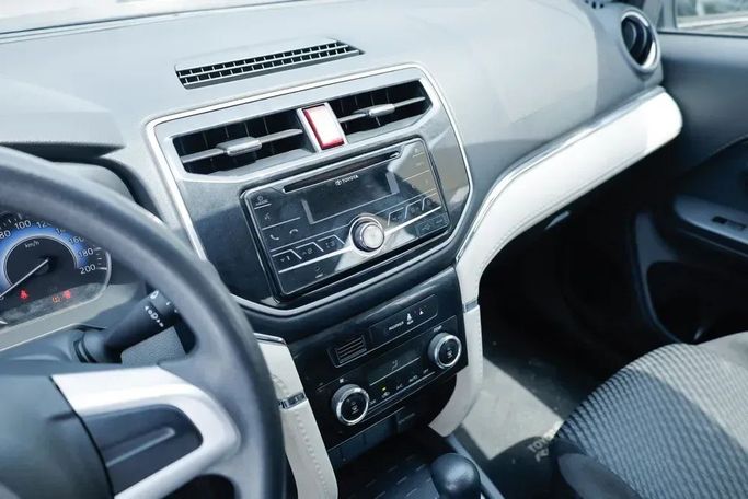 Подержанный Toyota Rush II, 1.5 л, 2021 в Шардже от Qasr Al Furqan Used Cars Белый цвет. GCC | AUTO.AE