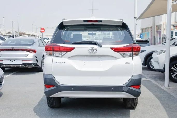 Подержанный Toyota Rush II, 1.5 л, 2021 в Шардже от Qasr Al Furqan Used Cars Белый цвет. GCC | AUTO.AE