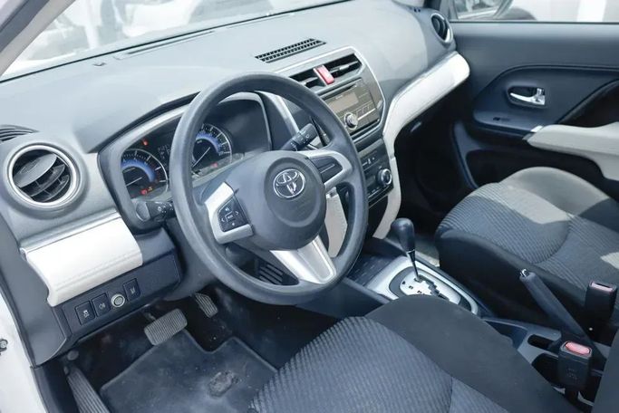 Подержанный Toyota Rush II, 1.5 л, 2021 в Шардже от Qasr Al Furqan Used Cars Белый цвет. GCC | AUTO.AE