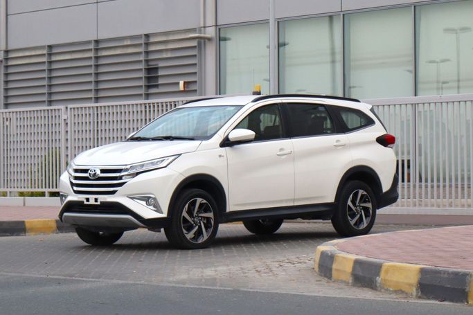 مستعملة Toyota Rush ثانياً, 1.5 l, 2023 في في الشارقة من Sama Al Sham Cars، اللون أبيض. مواصفات الخليج | AUTO.AE