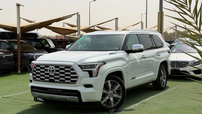 Подержанный Toyota Sequoia III, 3.4 л, 2023 в Шардже от Badar Used Cars Белый цвет.  | AUTO.AE
