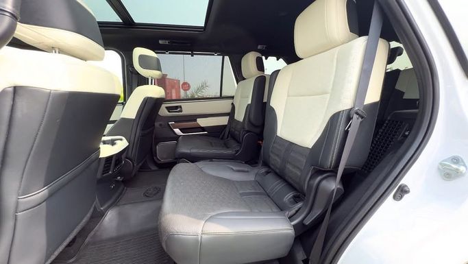 Подержанный Toyota Sequoia III, 3.4 л, 2023 в Шардже от Badar Used Cars Белый цвет.  | AUTO.AE