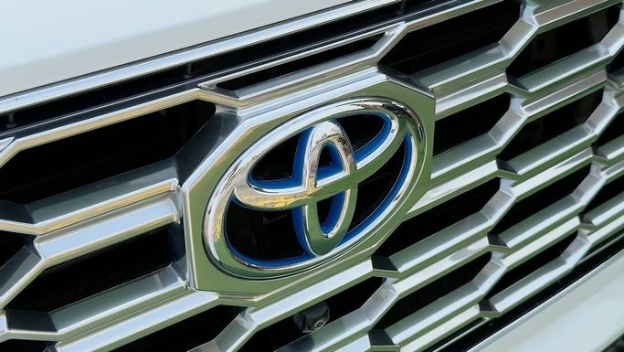 Подержанный Toyota Sequoia III, 3.4 л, 2023 в Шардже от Badar Used Cars Белый цвет.  | AUTO.AE