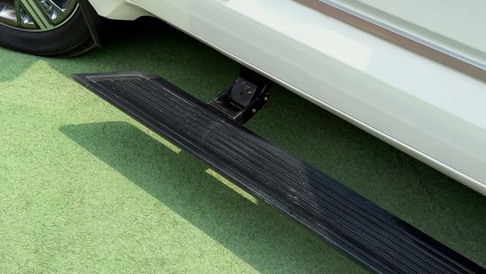 Подержанный Toyota Sequoia III, 3.4 л, 2023 в Шардже от Badar Used Cars Белый цвет.  | AUTO.AE