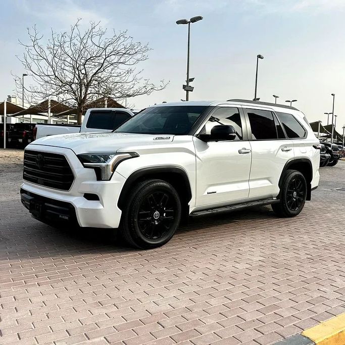 Подержанный Toyota Sequoia III, 3.4 л, 2024 в Шардже от Golden Desert Used Car Белый цвет. Other | AUTO.AE