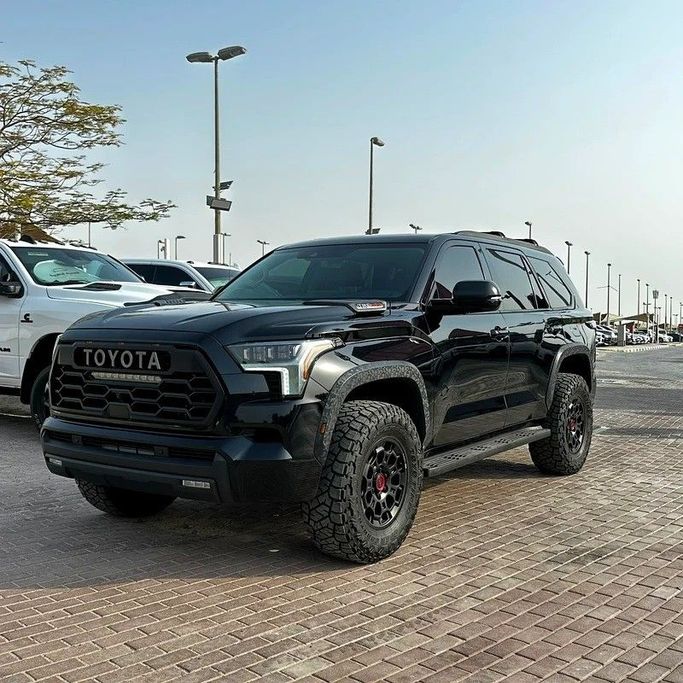 Подержанный Toyota Sequoia III, 3.4 л, 2023 в Шардже от Golden Desert Used Car Черный цвет. Other | AUTO.AE