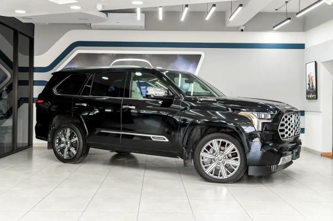 Подержанный Toyota Sequoia III, 3.4 л, 2024 в Шардже от Golden Desert Used Car Черный цвет.  | AUTO.AE | Объявление #263146