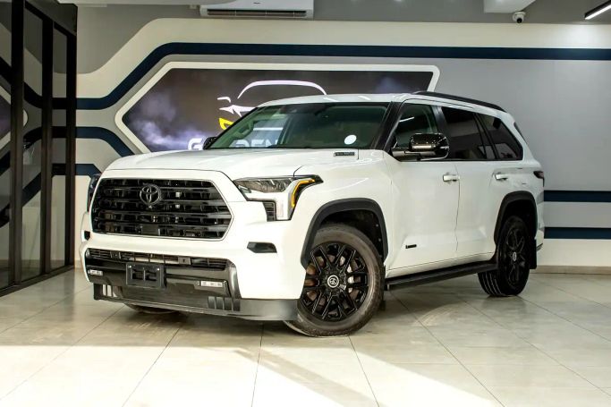 Подержанный Toyota Sequoia III, 3.4 л, 2025 в Шардже от Golden Desert Used Car Белый цвет.  | AUTO.AE | Объявление #263150